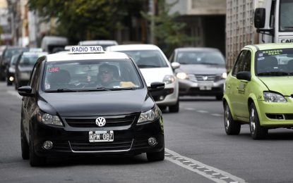 Taxis y remises piden la colocación de mamparas antivandálicas en los vehículos