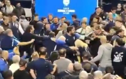 Sillazos, botellazos y huevazos en la Asamblea de General de Gimnasia La Plata